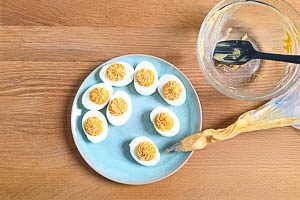 Eigelbmasse in einen Spritzbeutel f&uuml;llen