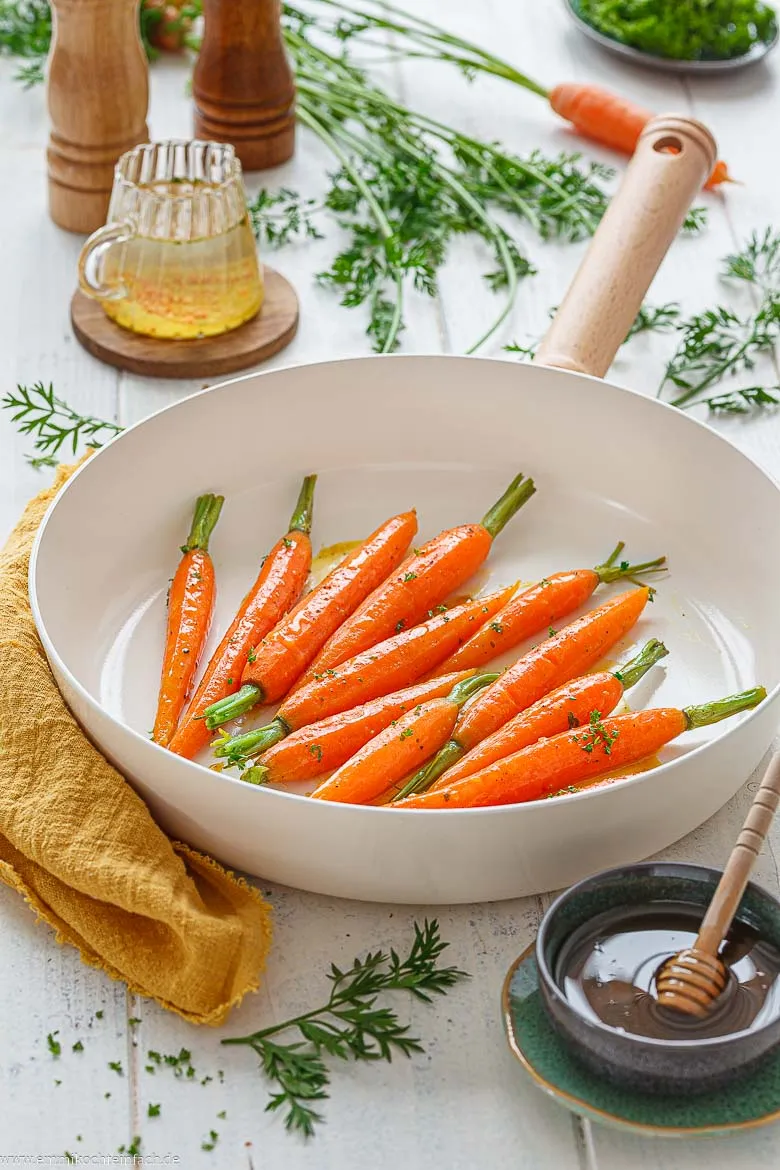 Bundm&ouml;hren mit s&uuml;&szlig;er Glasur aus der Pfanne
