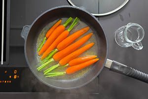 Angebratene Möhren mit Gemüsebrühe ablöschen