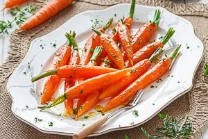 Glasierte M&ouml;hren servieren