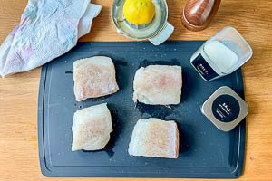 Fischfilets abtrocknen, mit Zitronensaft beträufeln und mit Salz und Pfeffer würzen