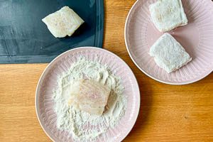 Fischfilets in Mehl wenden