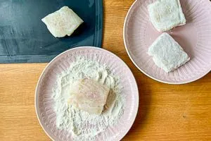 Fischfilets in Mehl wenden