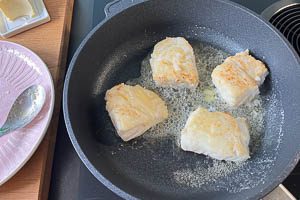 Filets wenden, anbraten und Butter hinzugeben und über die Filets schöpfen