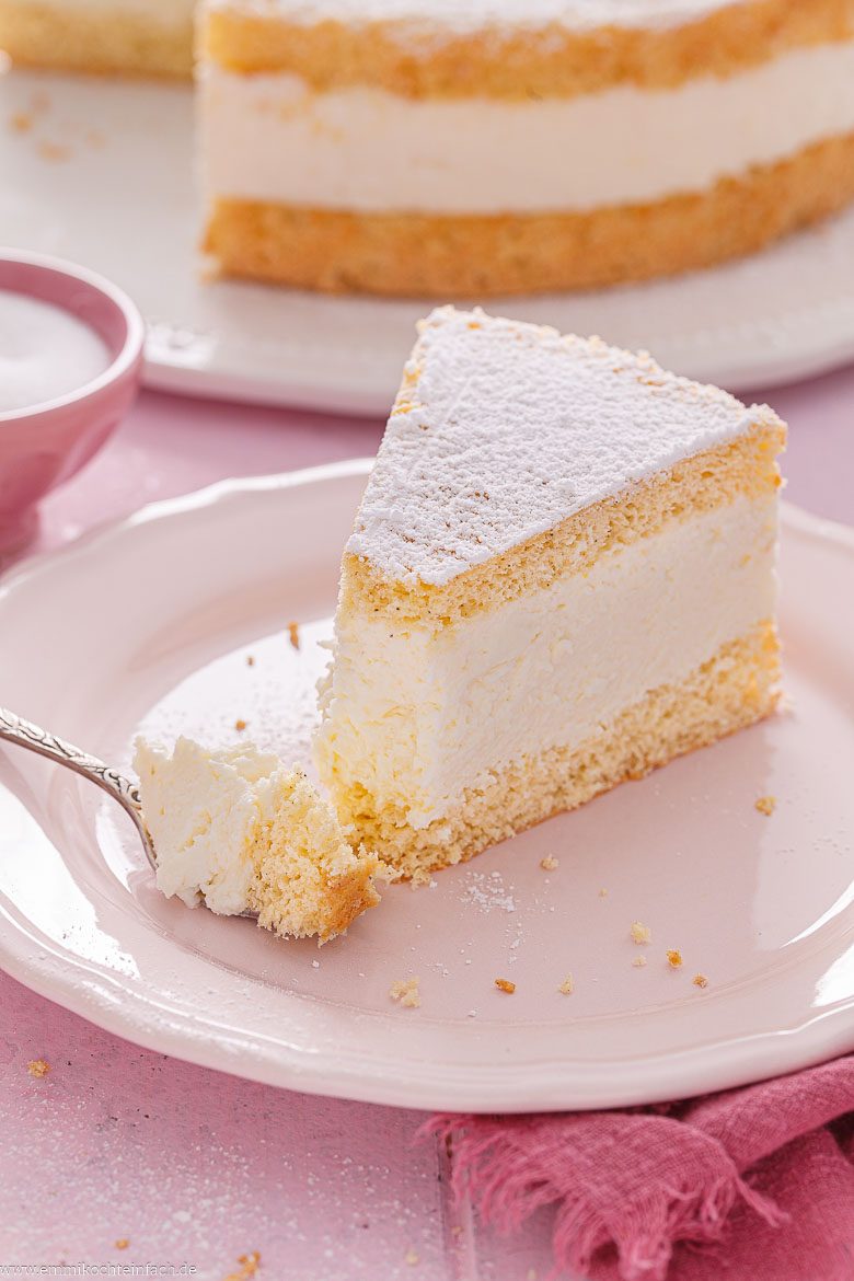 K&auml;se-Sahne-Torte mit Erdbeeren, Mandarinen oder Pfirsichen