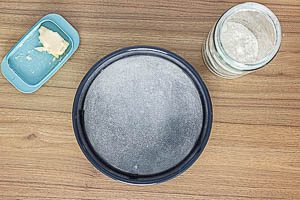 Backofen vorheizen, Boden der Springform einfetten und mit Mehl bestäuben