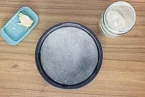 Backofen vorheizen, Boden der Springform einfetten und mit Mehl best&auml;uben