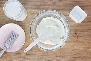 Mit dem Handr&uuml;hrger&auml;t Quark, Rumaroma, Zucker und Zitronenschale vermengen