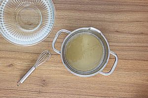 Zitronensaft erwärmen, Gelatine ausdrücken, dann im Zitronensaft auflösen lassen