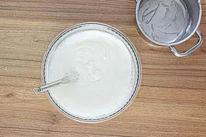 Gelatine Mischung unter die Quarkmasse r&uuml;hren