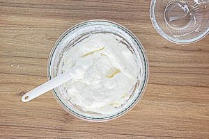 Sahne unter die Quarkmasse heben