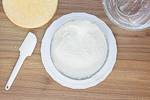 Quark-Sahne-Creme auf dem Boden verteilen