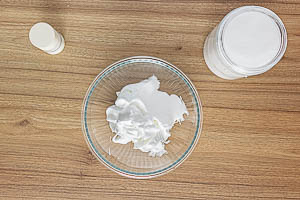 Eiweiße mit Salz steif schlagen, Zucker hinzufügen