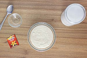 Eigelbe, Zucker, Vanillezucker und lauwarmes Wasser mixen