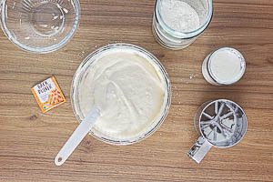 Eischnee und Eigelb-Masse verbinden, dann Speisestärke, Mehl und Backpulver hinzufügen