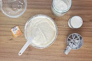 Eischnee und Eigelb-Masse verbinden, dann Speisest&auml;rke, Mehl und Backpulver hinzuf&uuml;gen