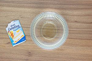 Gelatine in kaltem Wasser einweichen