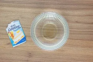 Gelatine in kaltem Wasser einweichen