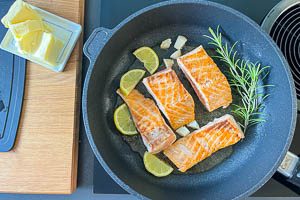 Lachs wenden und w&uuml;rzen