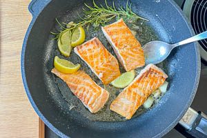 Gebratenen Lachs mit Butter besch&ouml;pfen