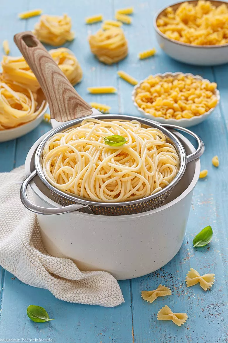 Die richtige Wasser und Salzmenge zum Nudeln kochen