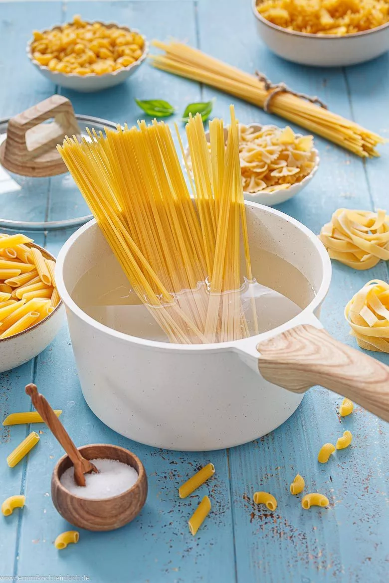 Nudeln im Kochtopf kochen