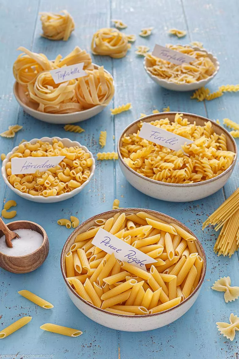 Verschiedene Nudelsorten und passende So&szlig;en
