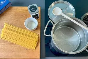 Topf Wasser auf die Herdplatte stellen