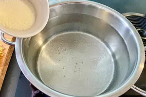 Wasser im Topf zum Kochen bringen und Salz hinzuf&uuml;gen