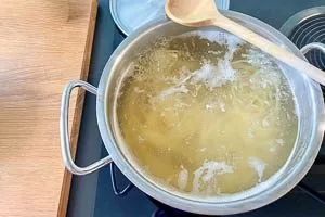 Nudeln bei mittlerer Hitze kochen