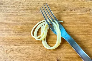 Nudel-Garprobe machen