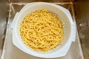 Nudeln in einem Sieb abgie&szlig;en