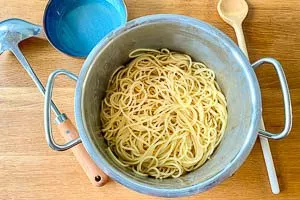 Nudeln fertig gegart und abgegossen