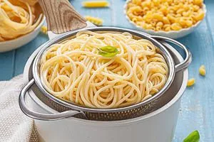 Gekochte Nudeln als Beilage oder mit einer So&szlig;e servieren