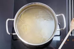Nudeln nach Packungsanweisung zubereiten