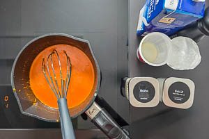 Sahne und Milch dazugeben und anschlie&szlig;end mit gek&ouml;rnter Gem&uuml;sebr&uuml;he, Pfeffer, Salz und Zitronensaft abschmecken.