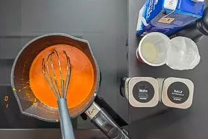 Sahne und Milch dazugeben und anschlie&szlig;end mit gek&ouml;rnter Gem&uuml;sebr&uuml;he, Pfeffer, Salz und Zitronensaft abschmecken.