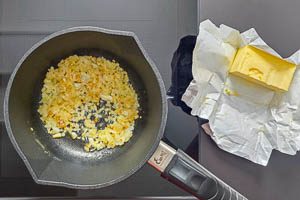 Butter schmelzen, dann Zwiebeln und Knoblauch anbraten