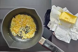 Butter schmelzen, dann Zwiebeln und Knoblauch anbraten