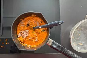 Thunfisch und Oliven zu der So&szlig;e geben