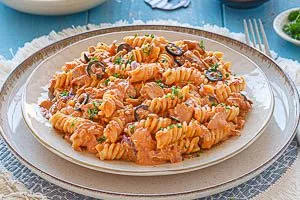 Fertig sind deine Nudeln mit Thunfisch.