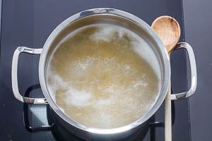 Nudeln f&uuml;r den Nudelsalat kochen