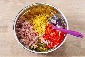 Nudelsalat Zutaten vermengen