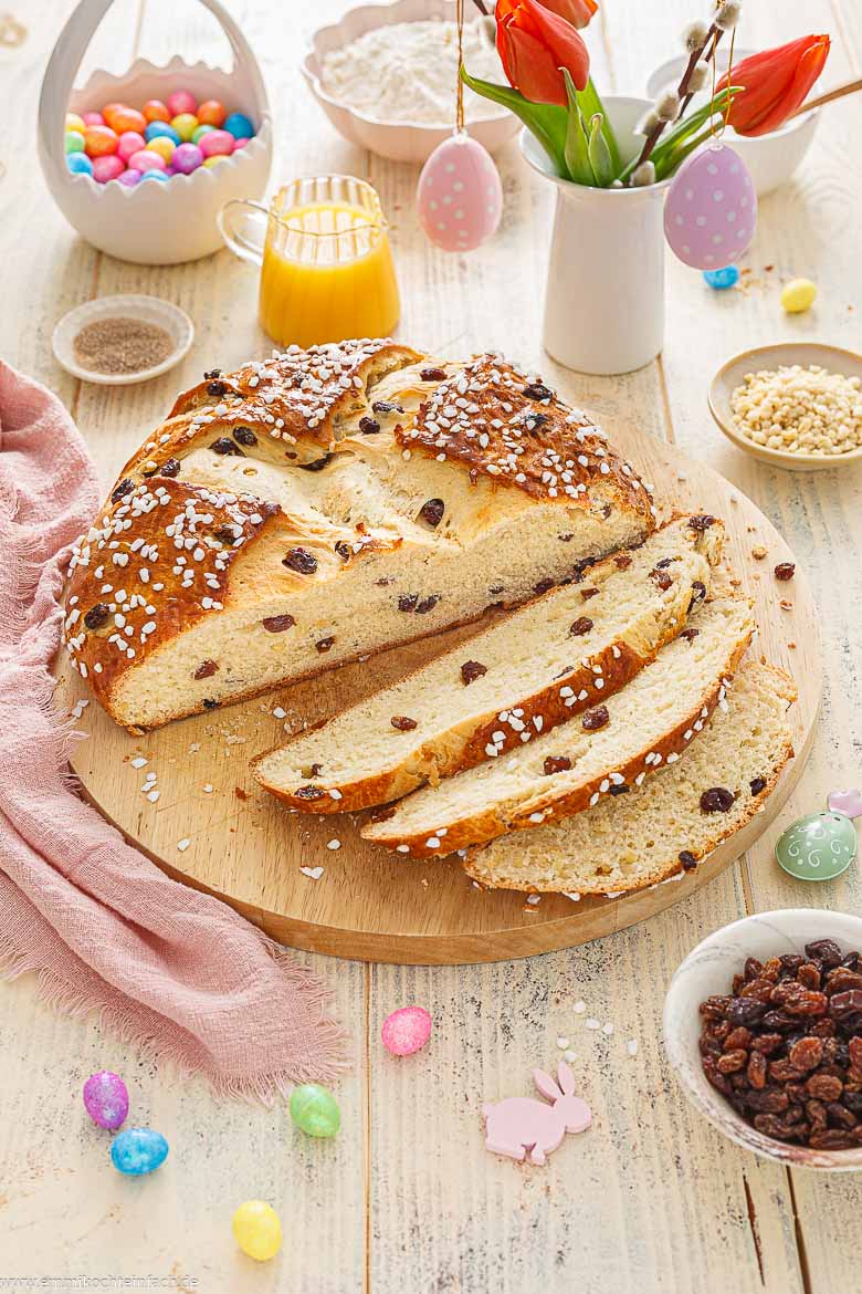 Fluffiger Hefeteig mit Rosinen, Mandeln und Hagelzucker