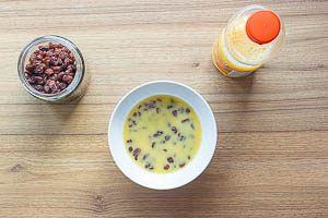 Rosinen in Orangensaft einweichen