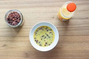 Rosinen in Orangensaft einweichen