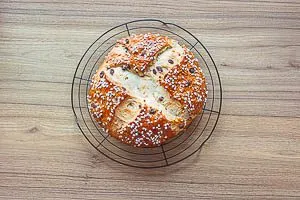 Auf einem Kuchengitter ausk&uuml;hlen lassen