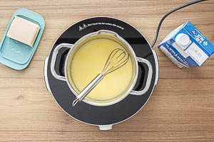 Milch erw&auml;rmen und Butter in der Milch schmelzen