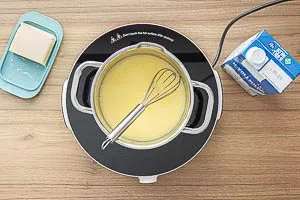 Milch erw&auml;rmen und Butter in der Milch schmelzen