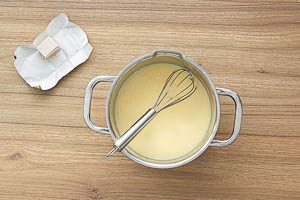 Hefe in die Milch und Butter geben